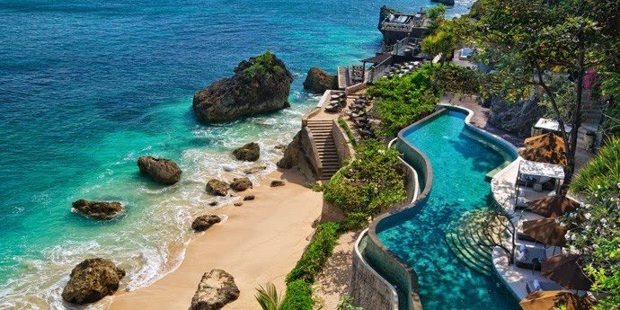 Sensasi Kolam Renang Dengan View Pantai di Bali